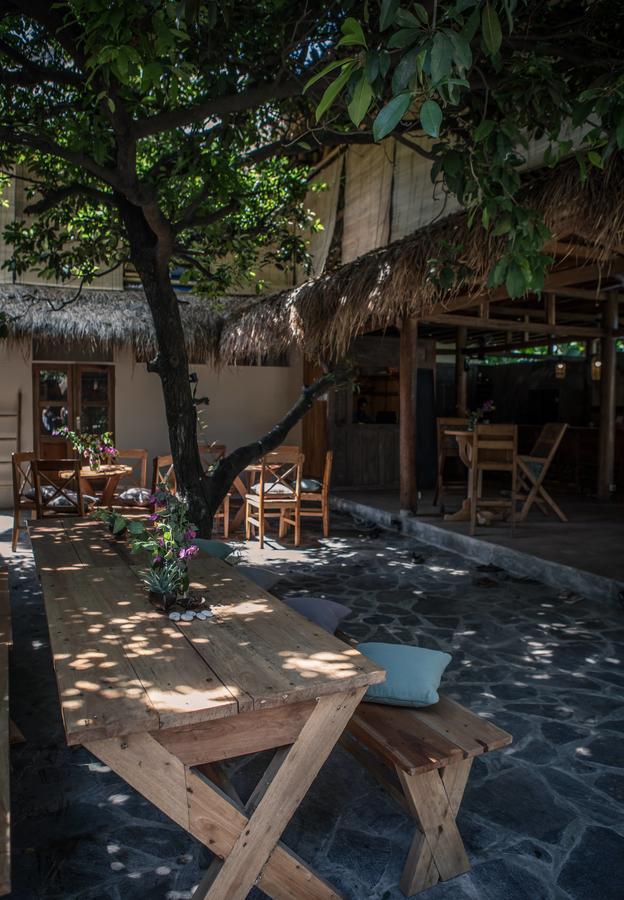 Flowers & Fire Yoga Garden Gili Air Eksteriør billede